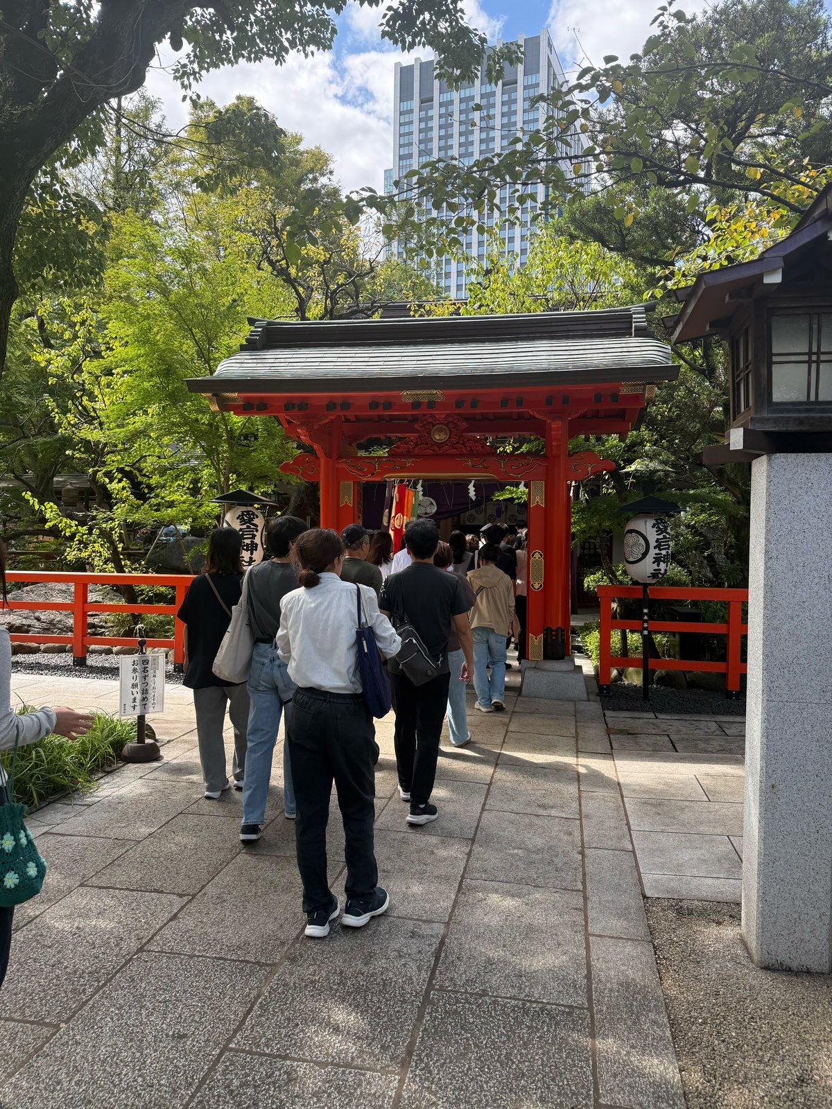 愛宕神社の境内。朱塗りの門へ向かう参拝の列