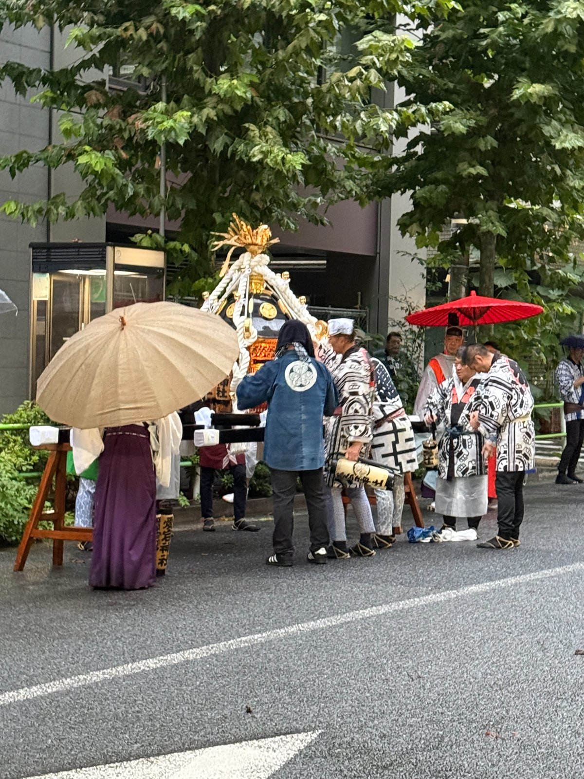 法被姿の担ぎ手と神職が囲む御神輿